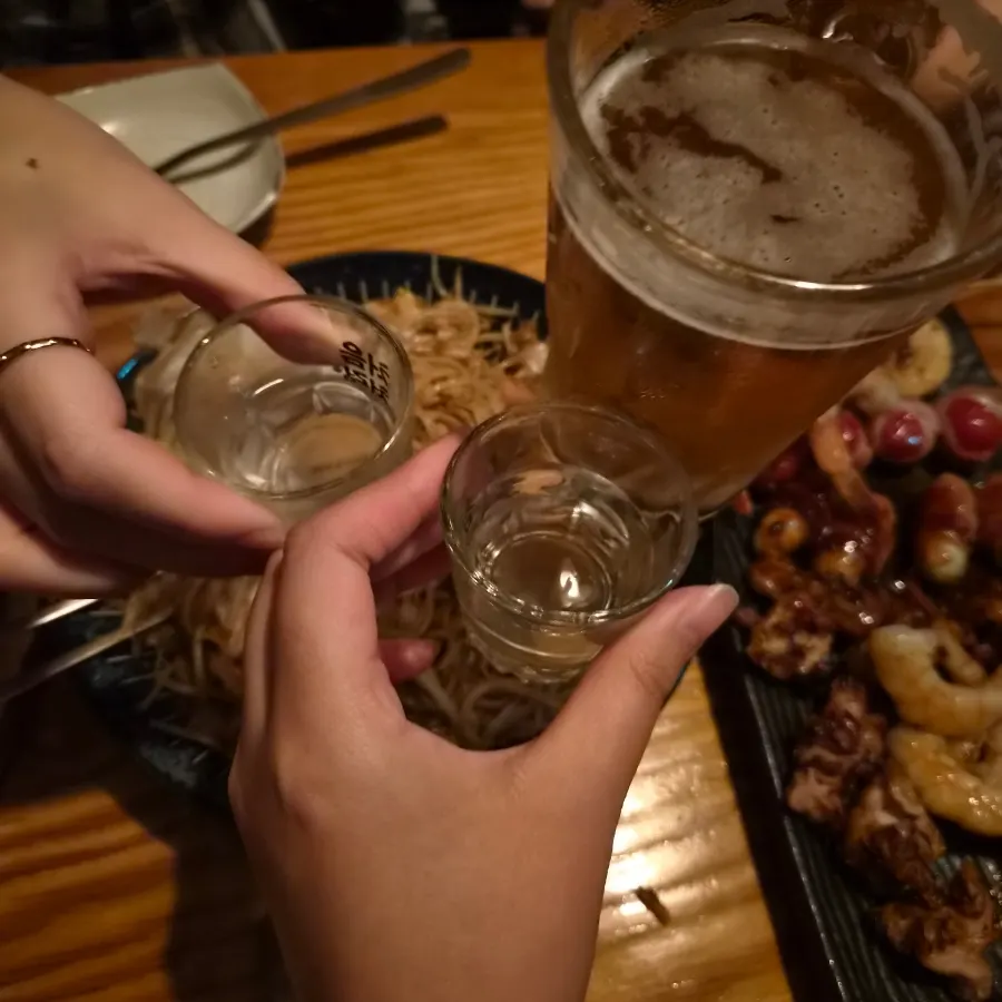 소주와 생맥주로 건배하는 모습