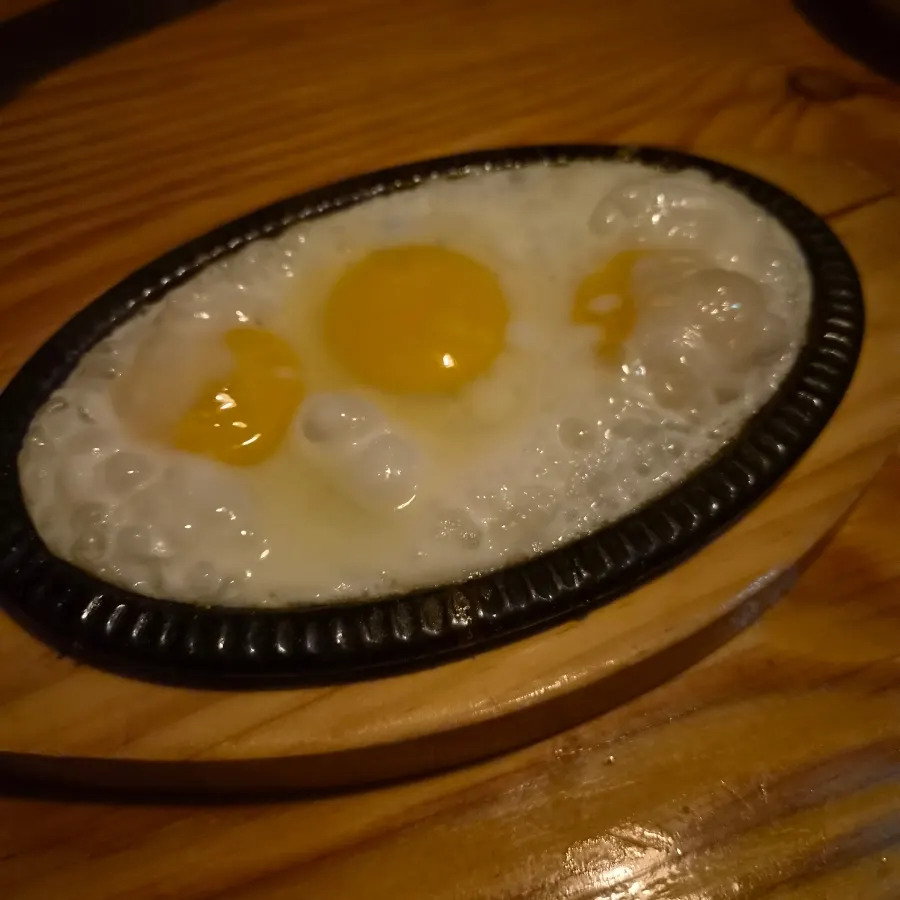 뜨거운 철판에 나온 기본 계란후라이