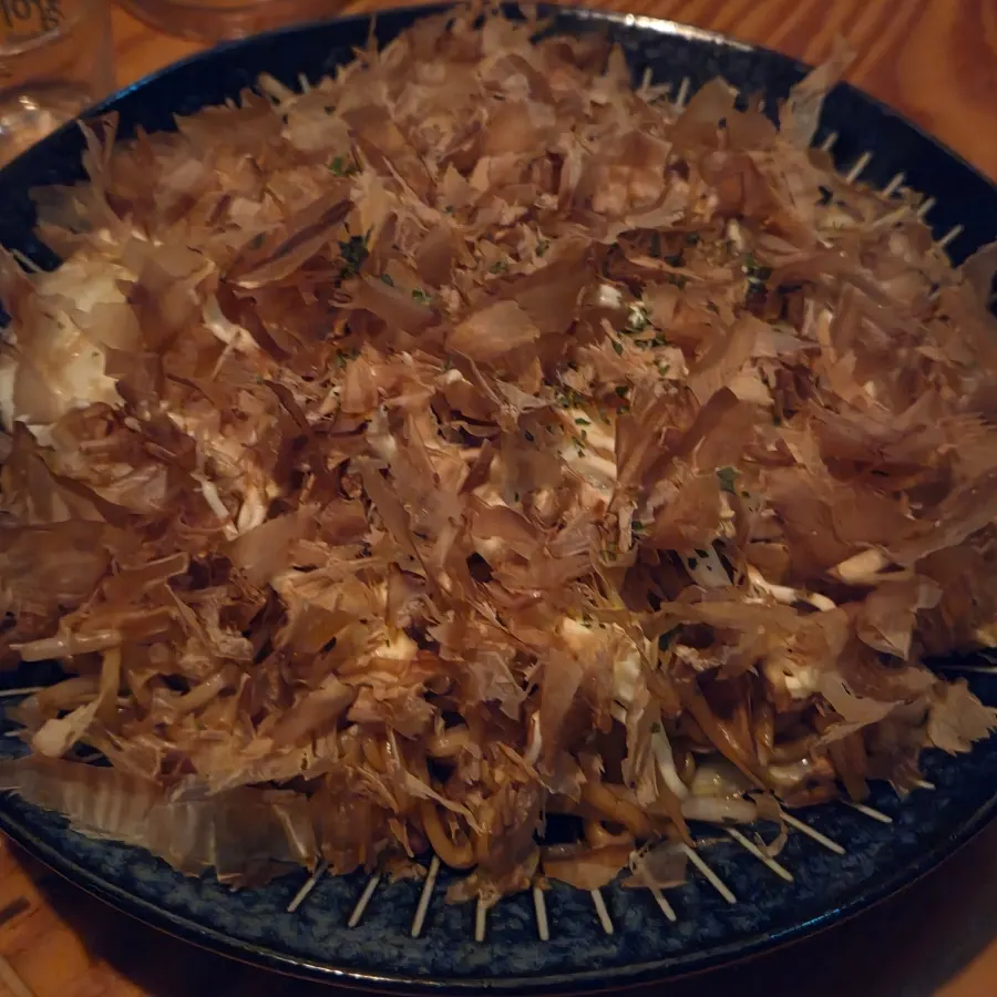 룸 테이블에 차려진 안주와 술