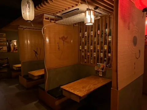 The dining room filled with guests at 6:30 pm