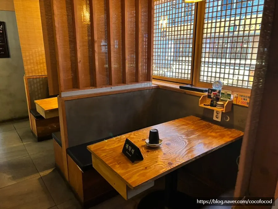 Ruang utama izakaya dengan tempat duduk meja