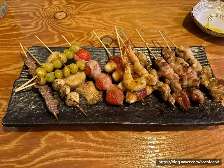 Hidangan platter sate signature di atas meja