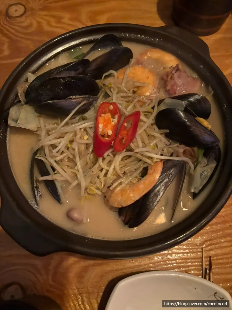 Selimut yang dibawakan oleh staf