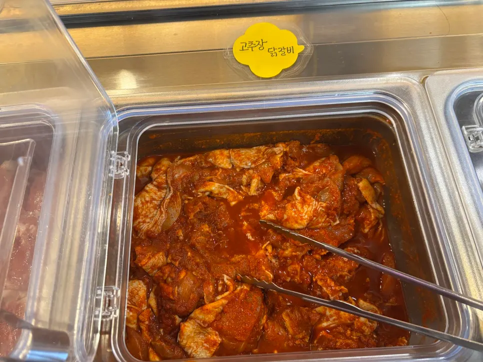 셀프바에 놓인 소금 닭갈비와 고추장 닭갈비