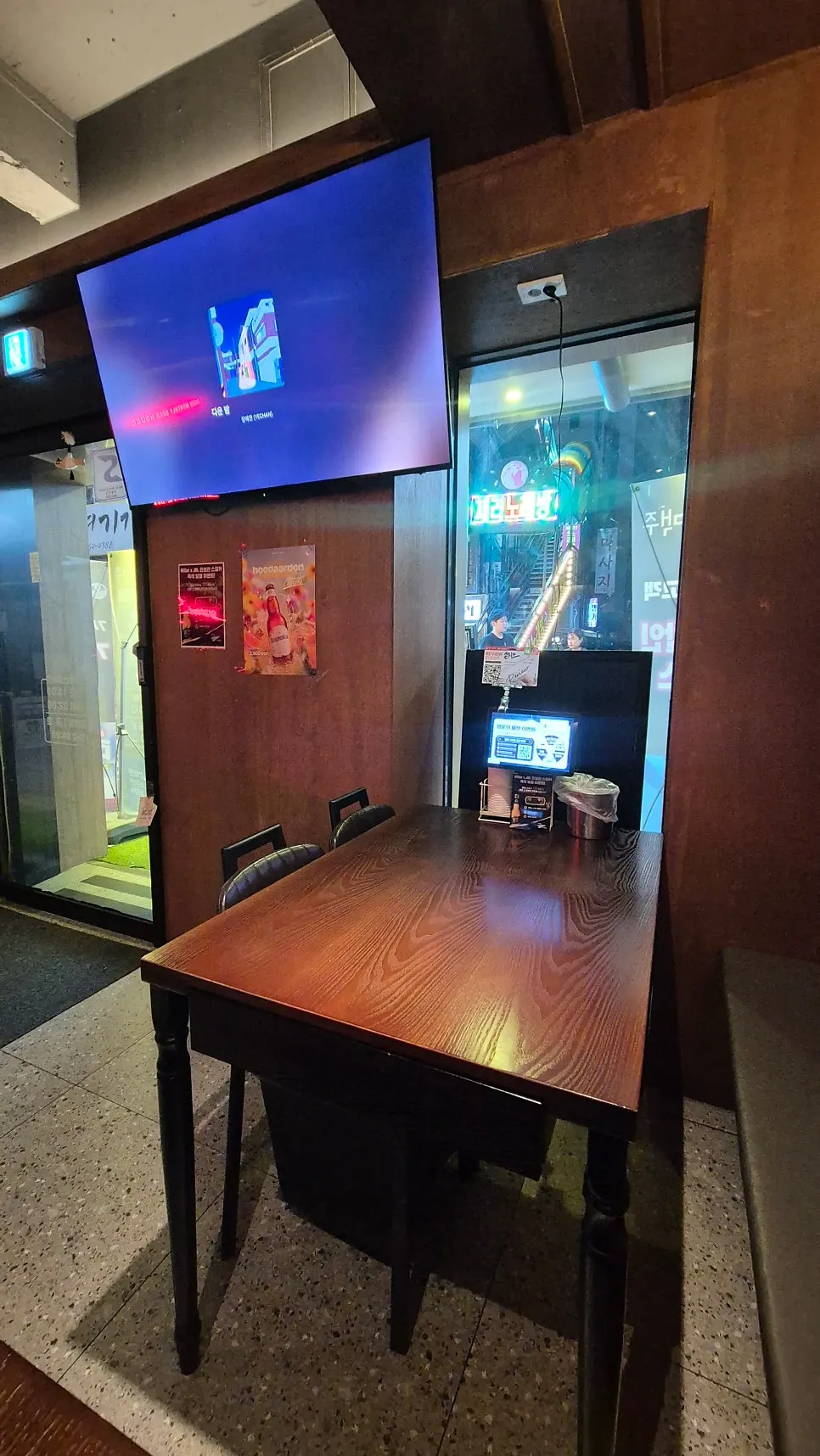 레드 조명이 들어온 월간맥주 실내