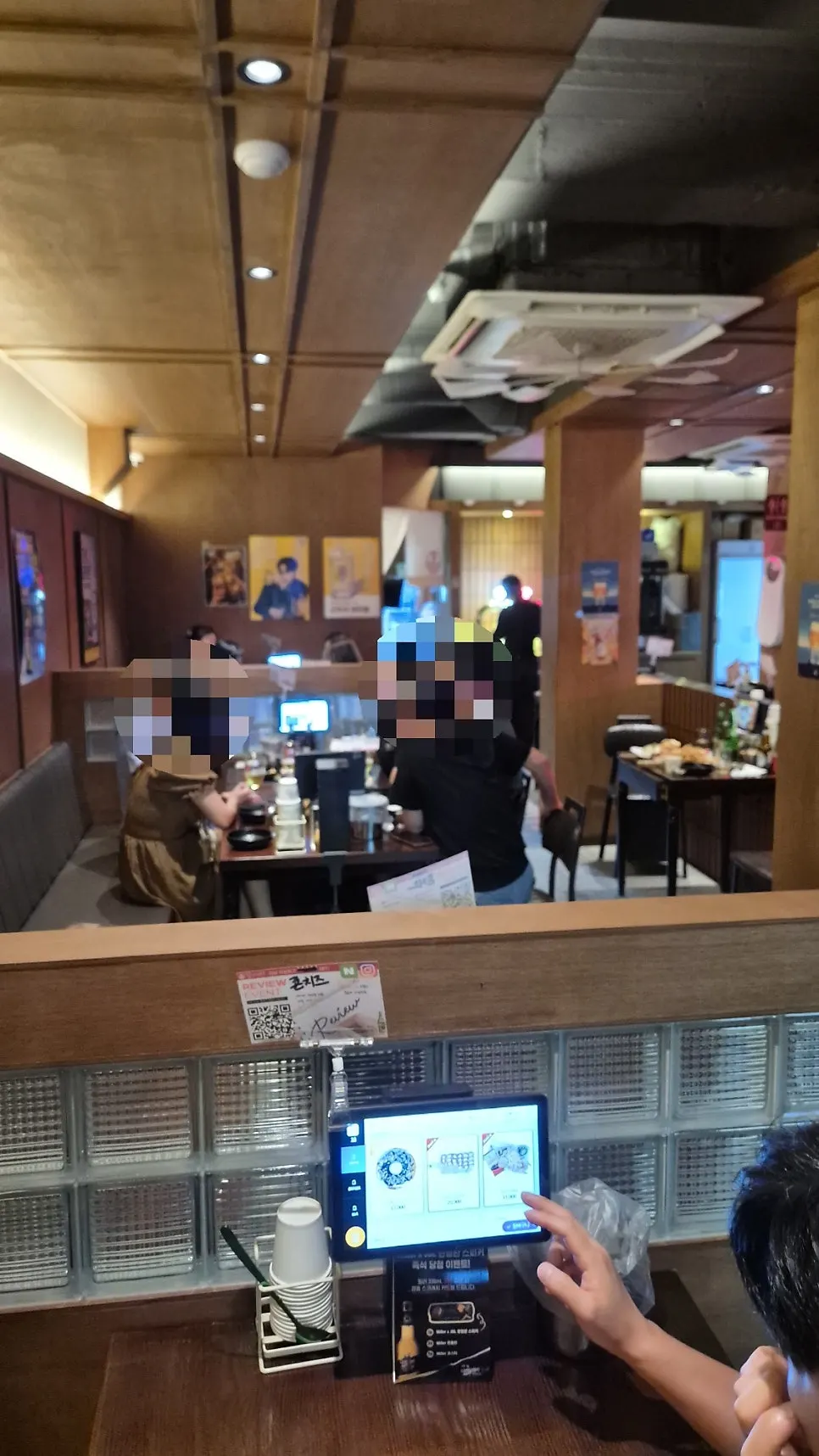 어두운 톤의 펍 분위기 매장 내부
