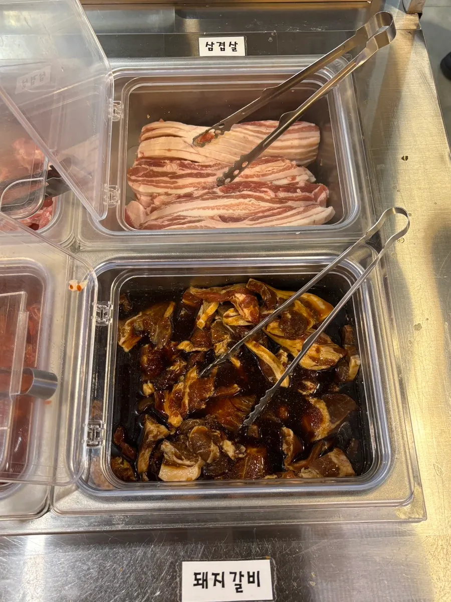 Plain meat section including chicken thigh