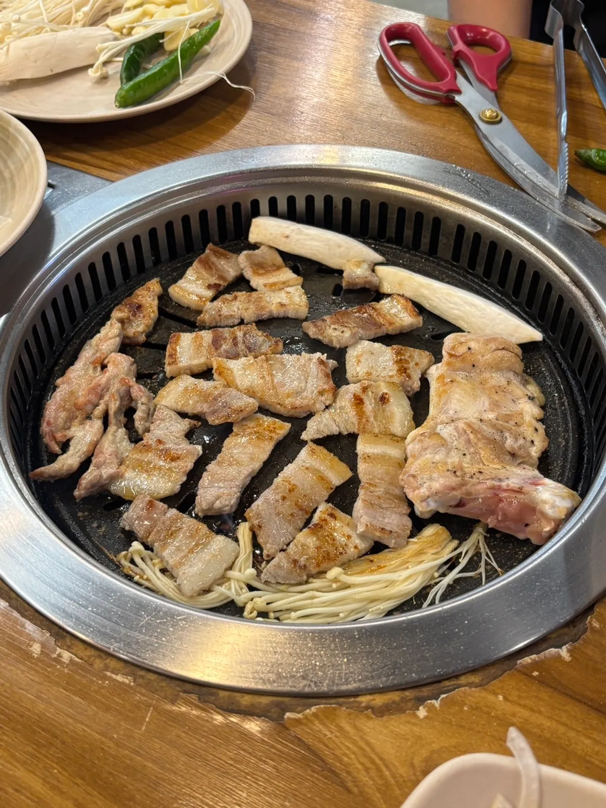 Golden-grilled chicken thigh and pork belly