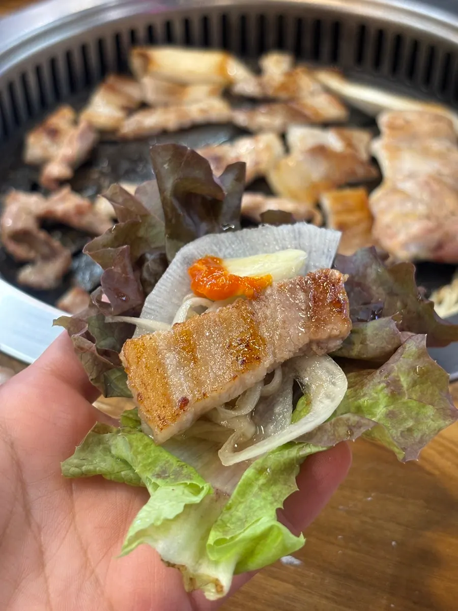 Salt-grilled dakgalbi being cooked