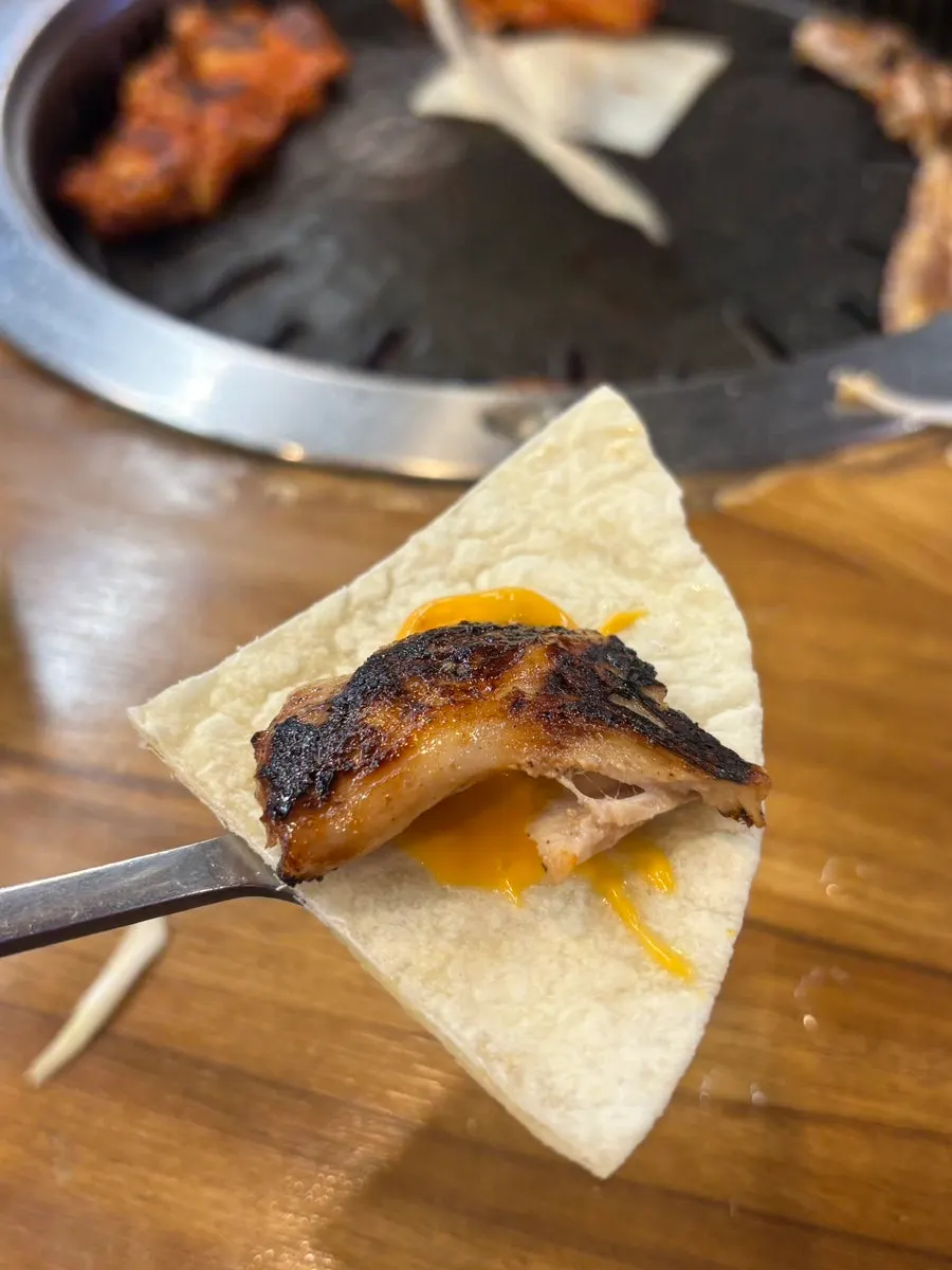 Wrapping grilled meat in a tortilla