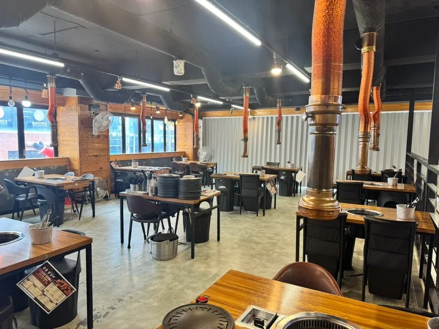 Spacious hall at Bak Jeongmi Dakgalbi suitable for group dinners