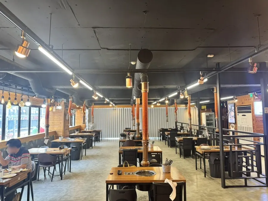 View of the interior tables at Bak Jeongmi Dakgalbi