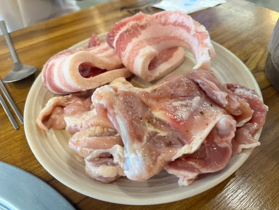 Pork belly and dakgalbi grilling together