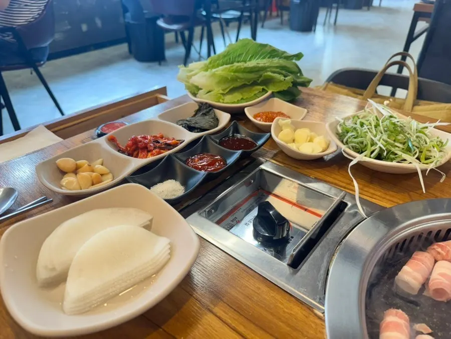 Chicken side dishes including fried chicken and chicken gomtang