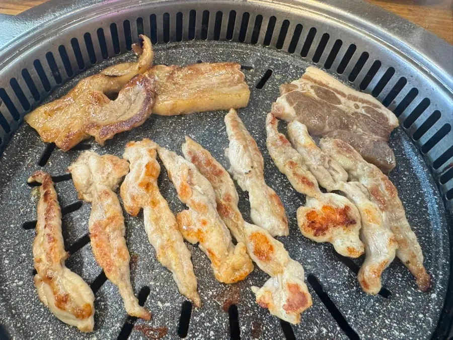 A plate of dakgalbi served with vegetables