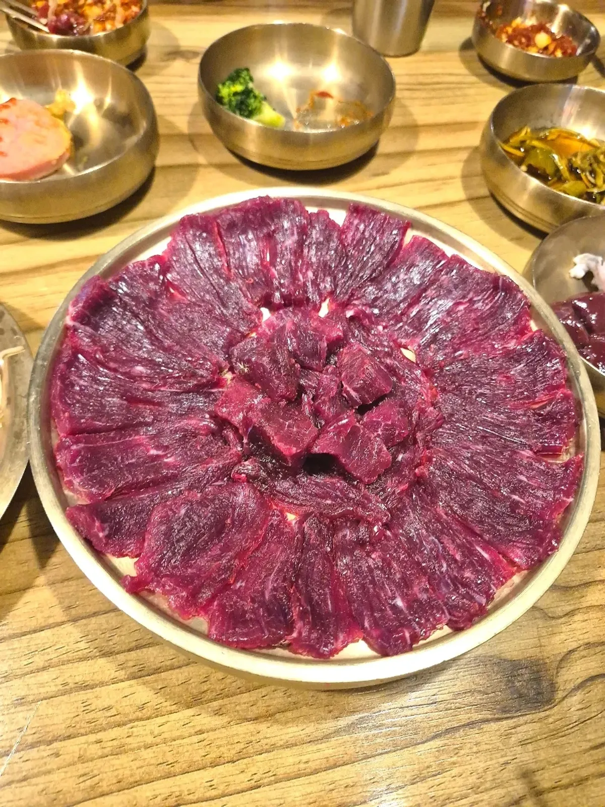 A plate of cow raw beef at Bonghwa Saenggogi Bonjeom