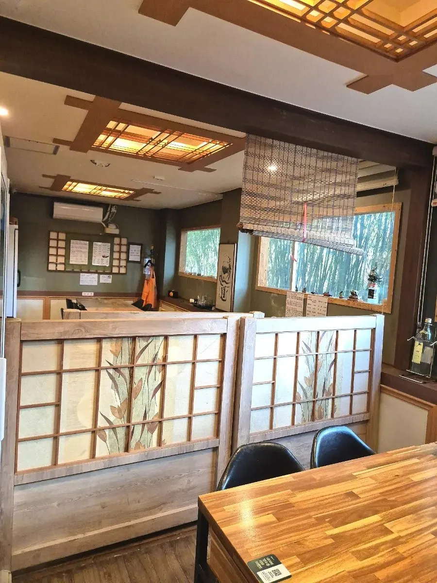 Hallway leading to private rooms at Bonghwa Saenggogi Bonjeom