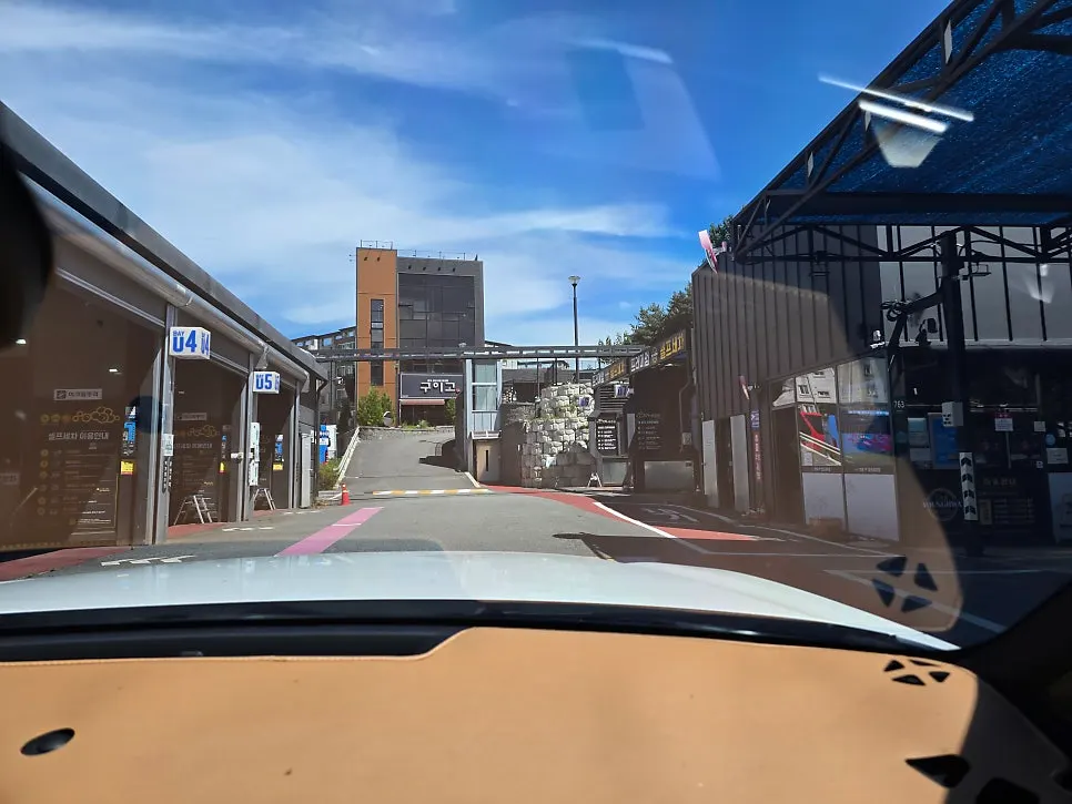 Guigo's building and driveway visible past the car wash