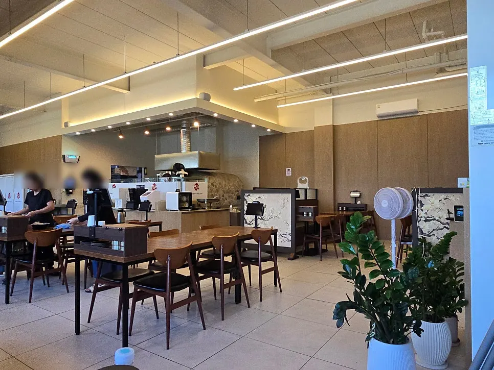 Table seating inside Guigo