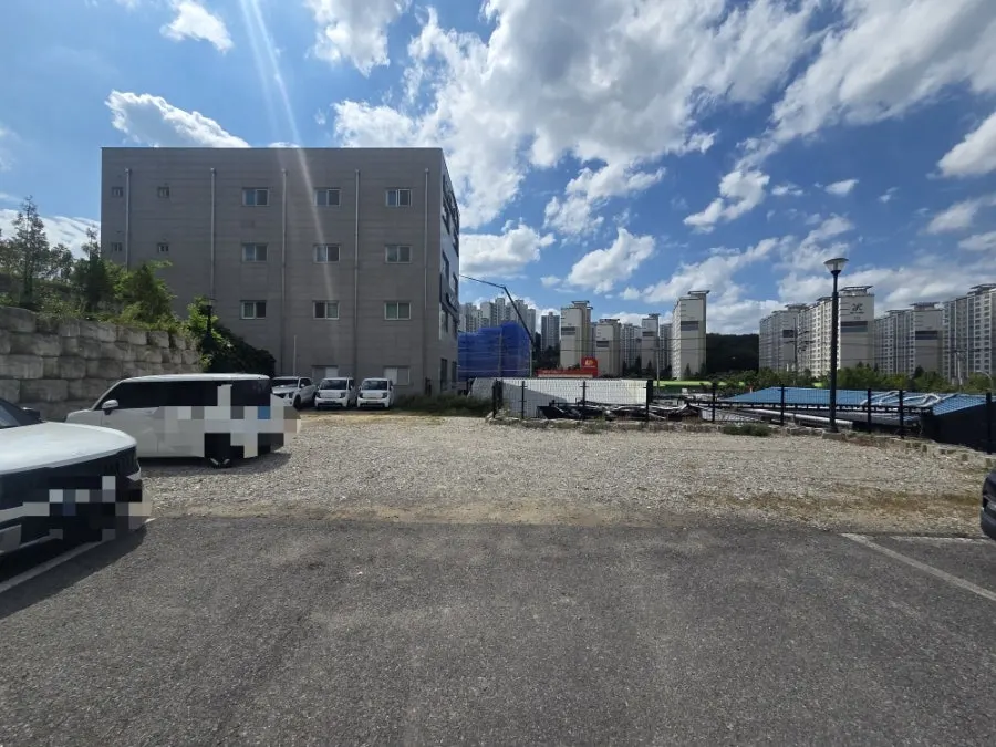 View of Guigo's neatly organized parking lot