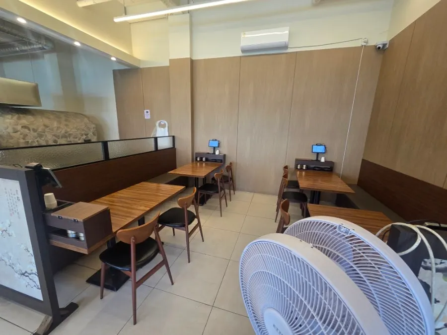 Guigo seating with widely spaced tables