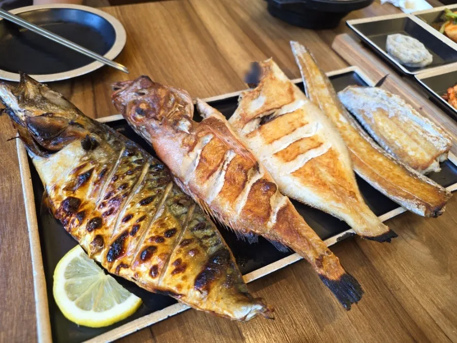 A plate of assorted grilled fish with several kinds of fish