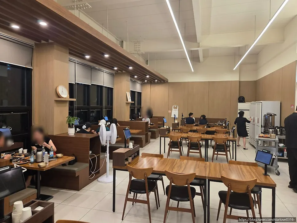 구이고 매장 내부 좌석 전경
