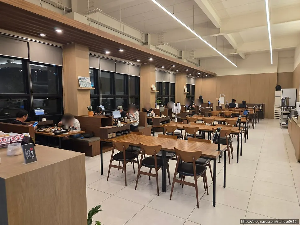 넓고 쾌적한 구이고 홀 좌석