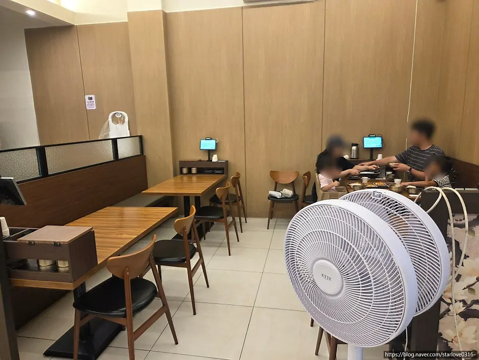 단체석으로 쓸 수 있는 구이고 테이블