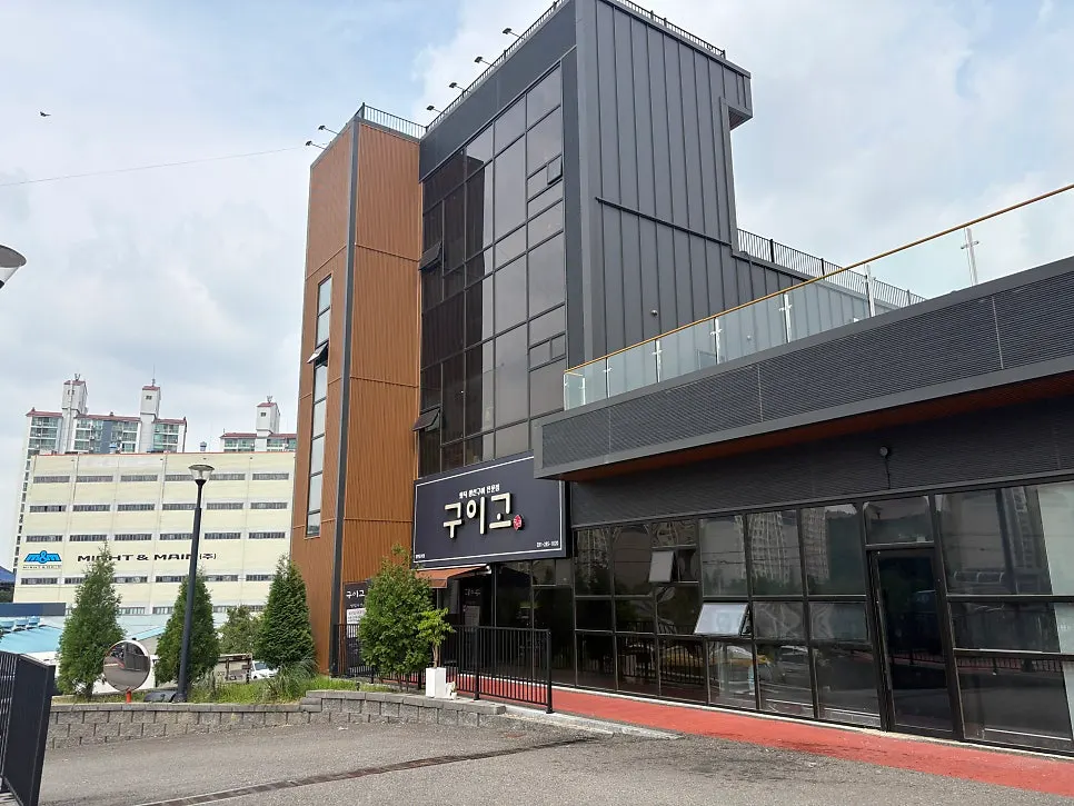 Exterior of the building and approach to Guigo