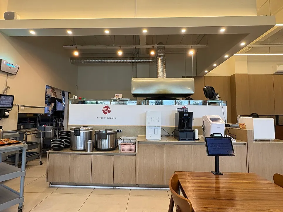 Guigo's dining hall seating and self-serve bar area