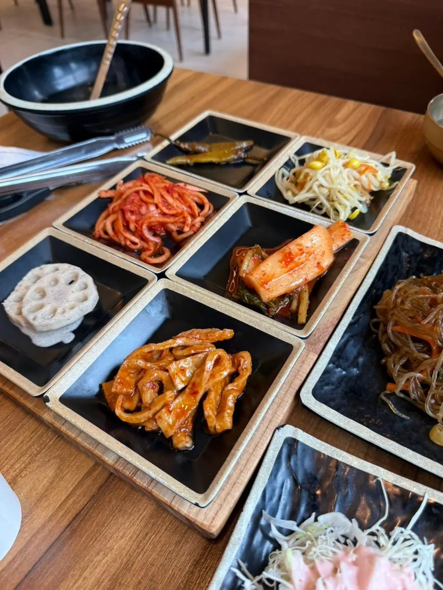 Unlimited refill side dish containers at the self-bar