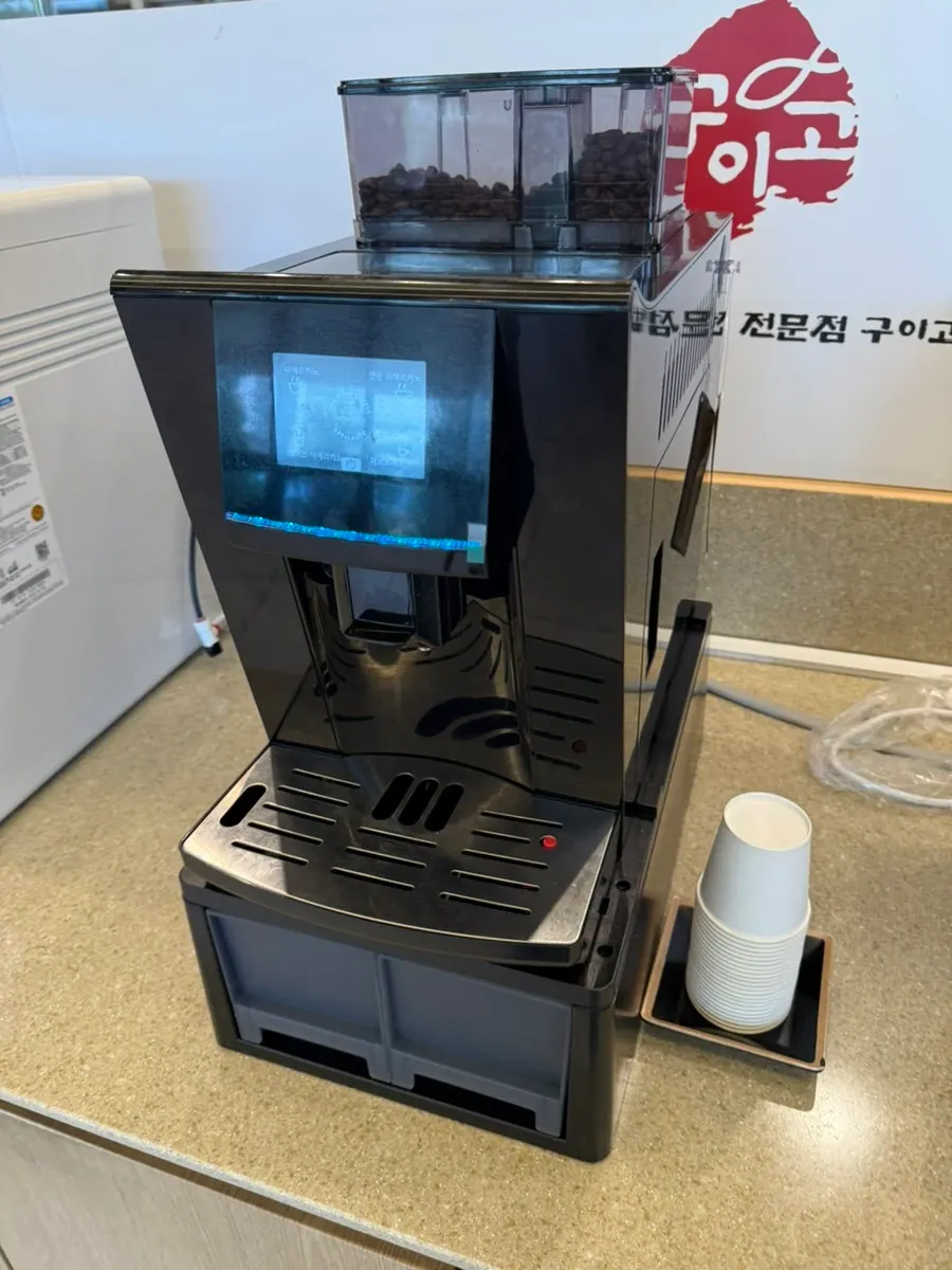 Self-bar coffee machine and iced Americano