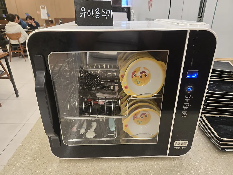 셀프바 옆에 놓인 생선구이용 화덕