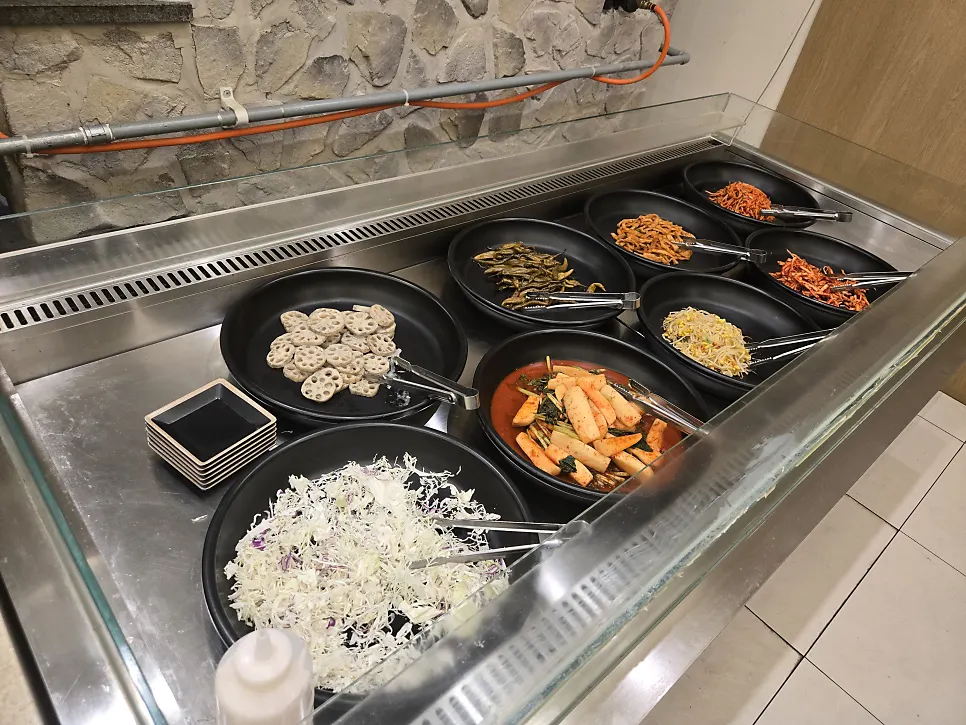셀프바에 놓인 잡채