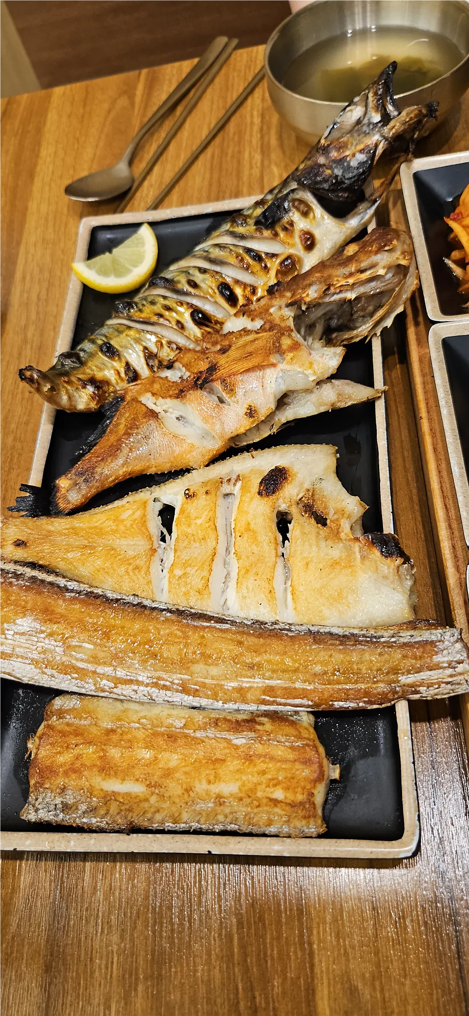 접시에 담아온 셀프바 잡채