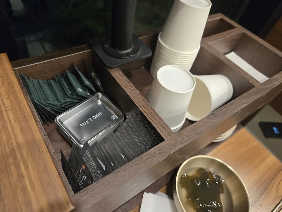 생선구이와 솥밥, 반찬이 차려진 한 상