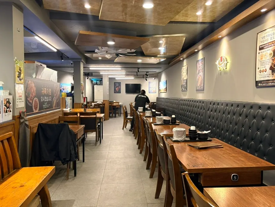 Entrance of Gwihan Jokbal in the Yeongdeungpo Station food alley