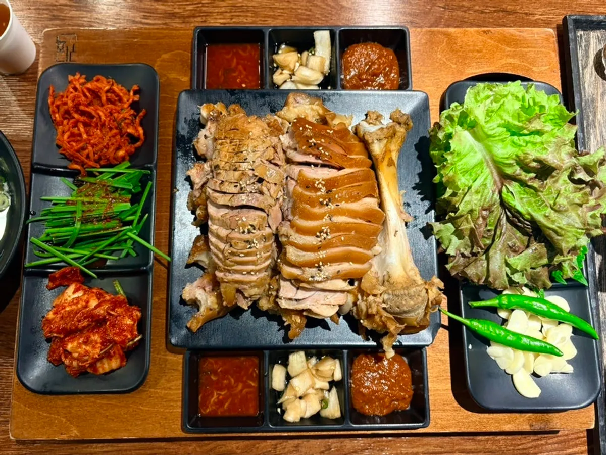 귀한족발 中 사이즈 족발 플레이팅