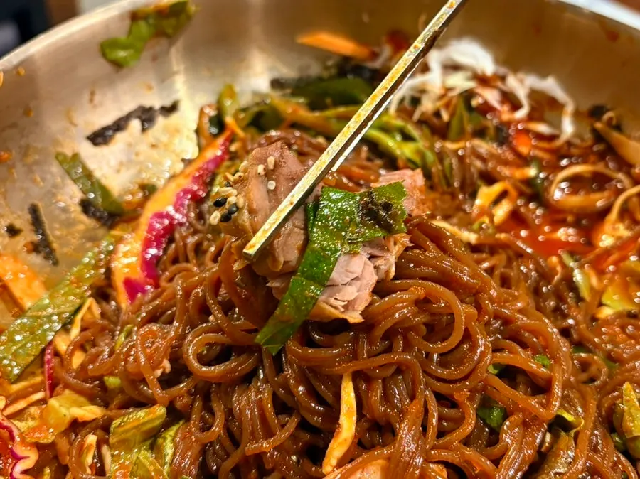 Makguksu noodles wrapped with jokbal in one bite