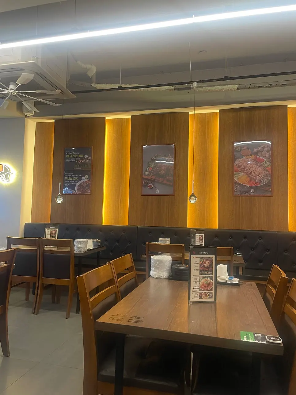Interior view of Gwihanjokbal Yeonsinnae