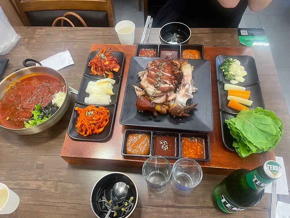 Makguksu and jokbal served together