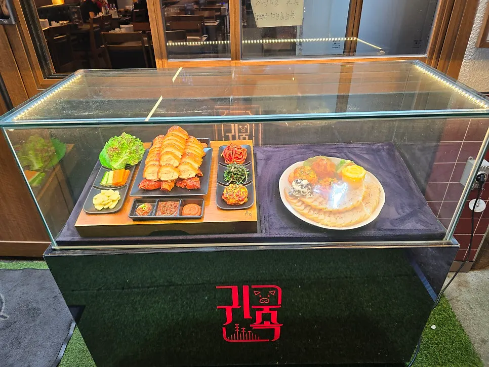 Replica jokbal set display case in front of the restaurant