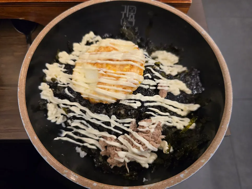 Soy egg rice topped with seaweed flakes, tuna, and a fried egg