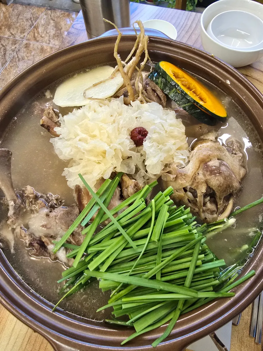 Hwangchil medicinal broth chicken baeksuk boiling