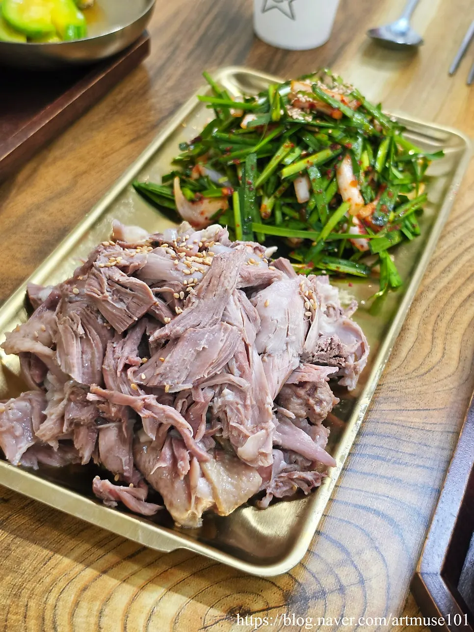 살만 발라낸 오리고기와 부추무침 접시