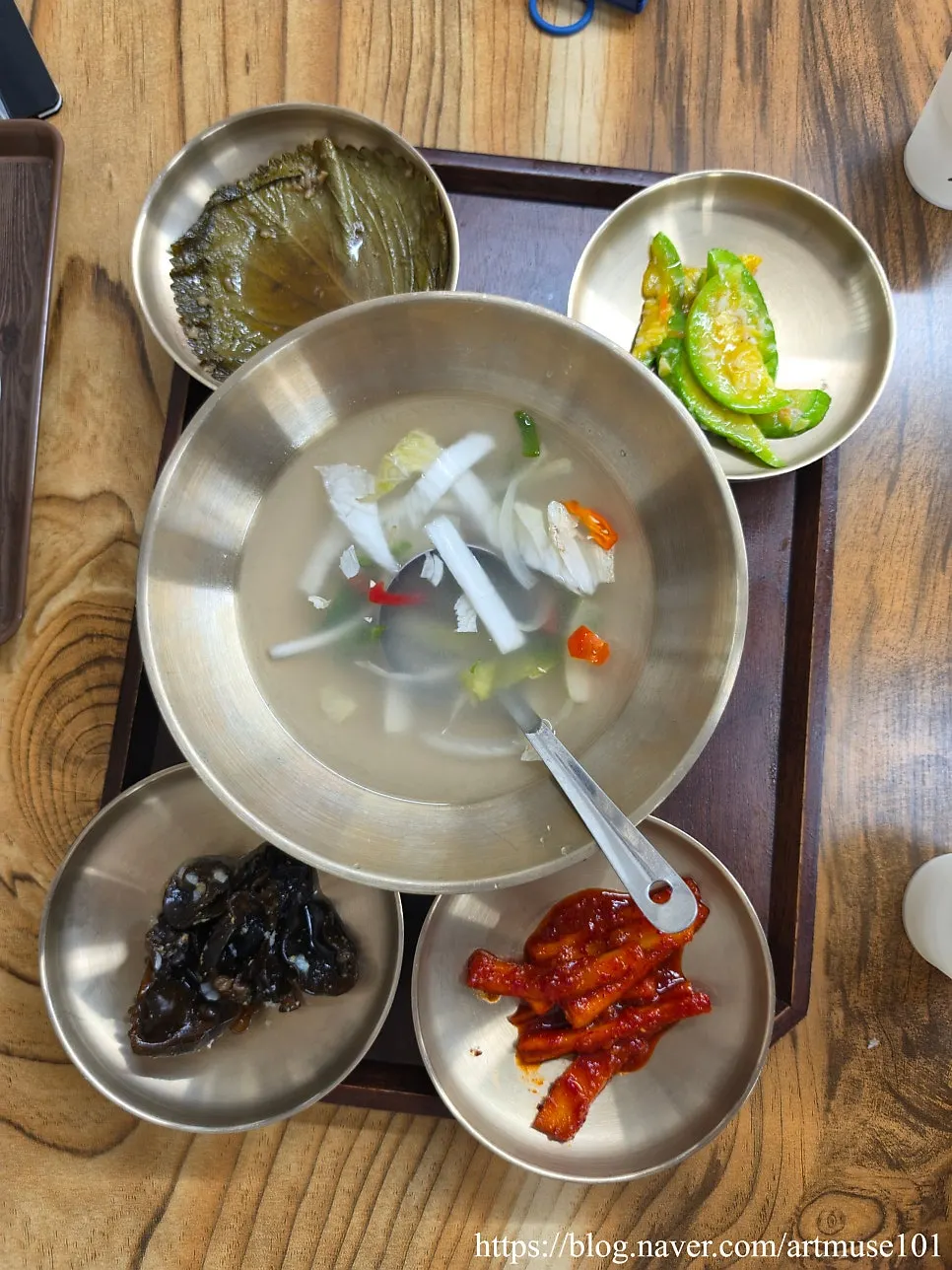 푸짐하게 나온 오리살과 부추무침