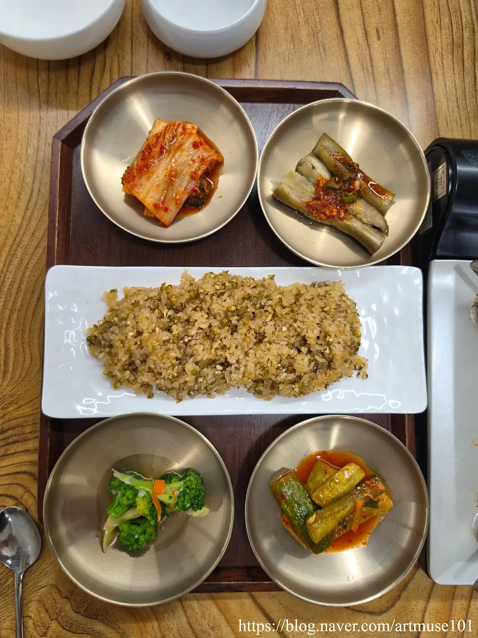 뼈를 발라낸 황칠오리백숙 오리살 접시