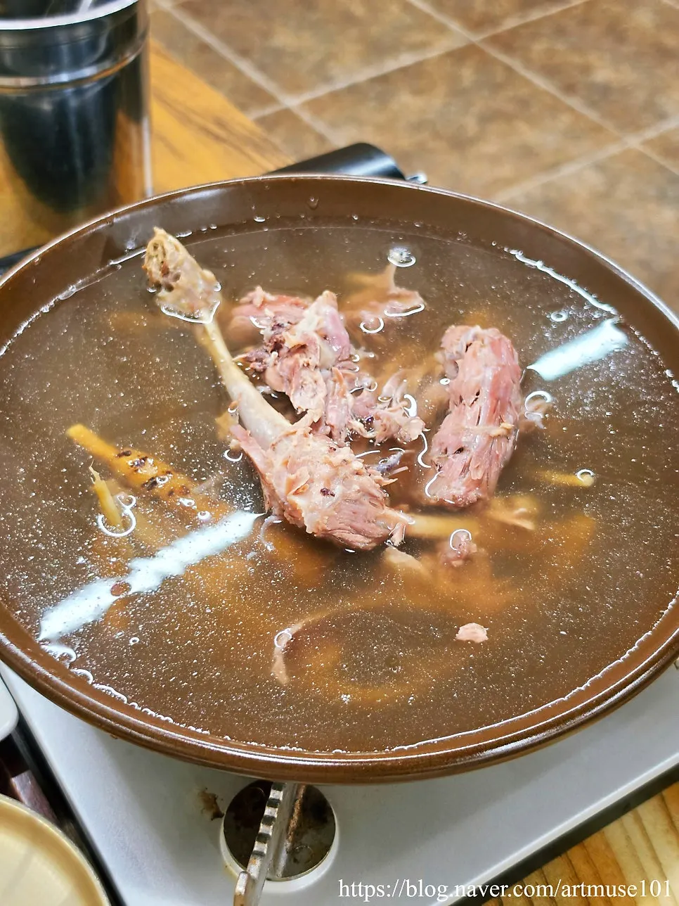 황칠나무와 오리뼈를 끓이는 오리탕 냄비