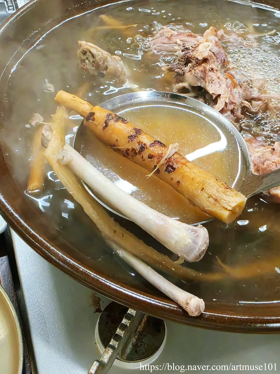 보글보글 끓는 보양식 스타일 오리탕 국물